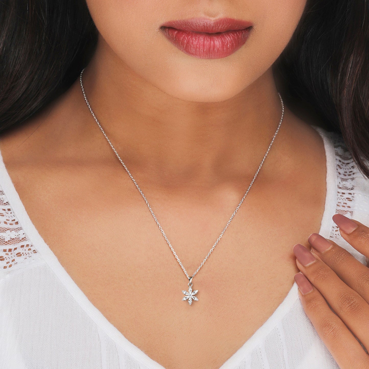 Silver Flowery Snowflake Pendant With Link Chain