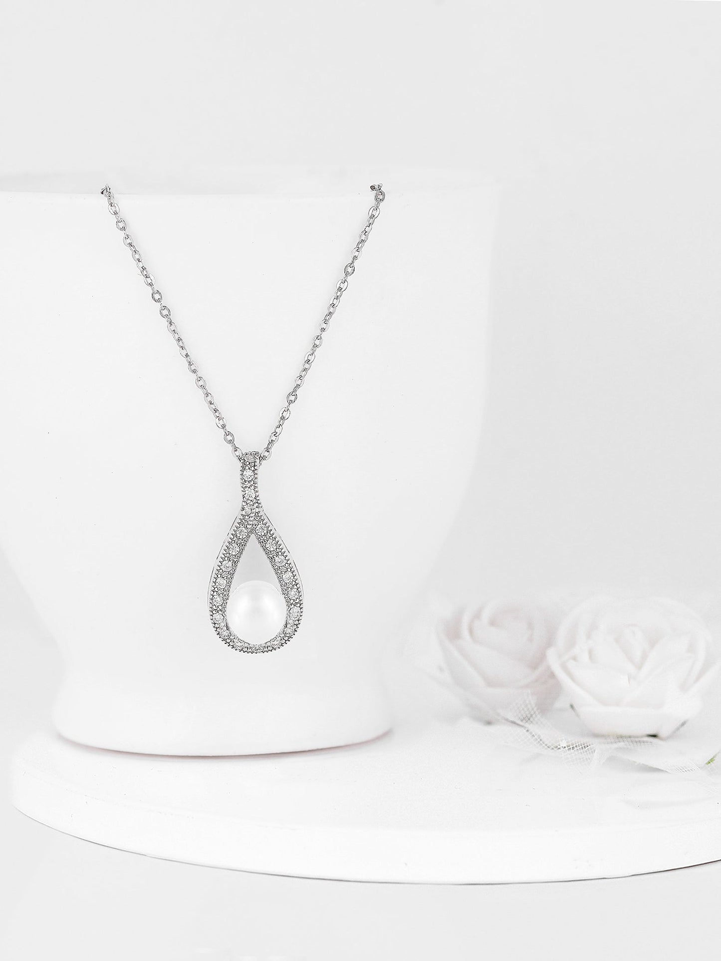 Kriti Sanon Silver Tear Drop Pearl Pendant With Link Chain